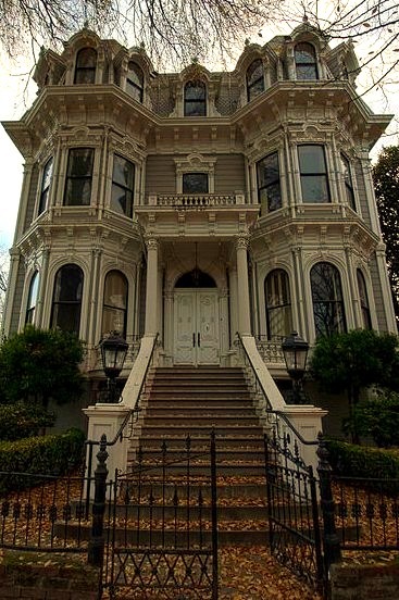 Old victorian mansion in Sacramento, California, USA